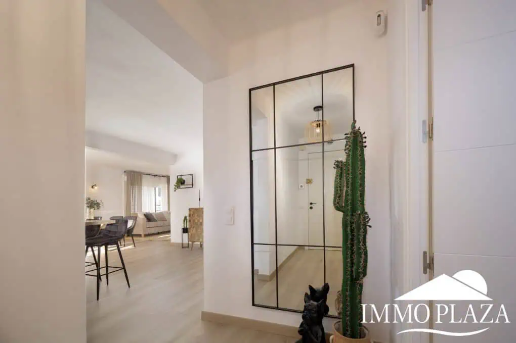 Spacious and bright corner apartment on the first line, sea and port views with 2 bedrooms, 2 shower rooms and 3 large terraces.