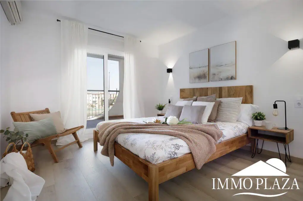 Spacious and bright corner apartment on the first line, sea and port views with 2 bedrooms, 2 shower rooms and 3 large terraces.