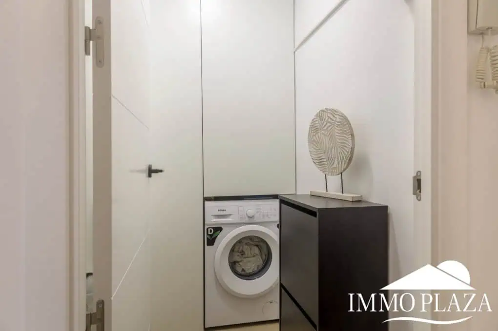 Spacious and bright corner apartment on the first line, sea and port views with 2 bedrooms, 2 shower rooms and 3 large terraces.