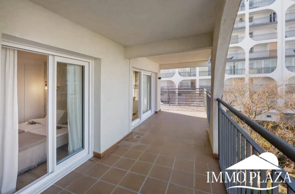 Spacious and bright corner apartment on the first line, sea and port views with 2 bedrooms, 2 shower rooms and 3 large terraces.