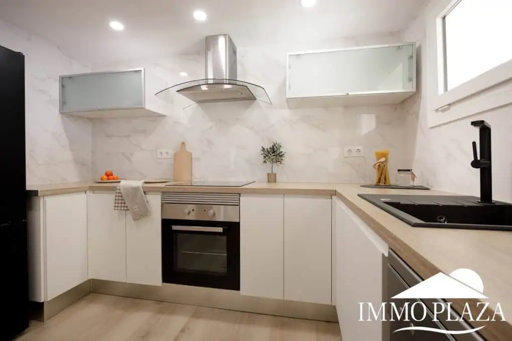 Spacious and bright corner apartment on the first line, sea and port views with 2 bedrooms, 2 shower rooms and 3 large terraces.