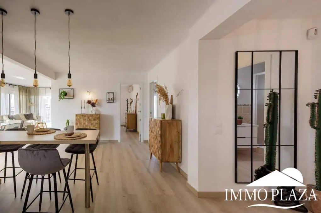 Spacious and bright corner apartment on the first line, sea and port views with 2 bedrooms, 2 shower rooms and 3 large terraces.
