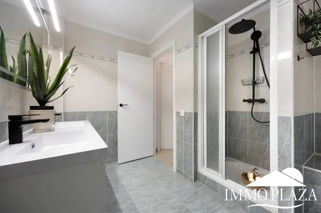 Spacious and bright corner apartment on the first line, sea and port views with 2 bedrooms, 2 shower rooms and 3 large terraces.