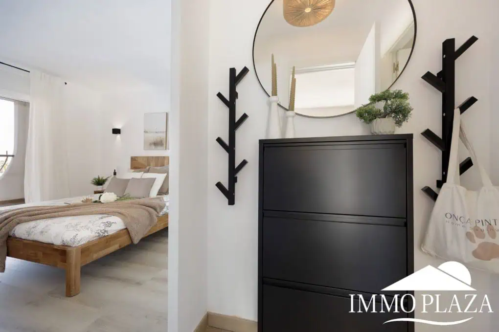 Spacious and bright corner apartment on the first line, sea and port views with 2 bedrooms, 2 shower rooms and 3 large terraces.