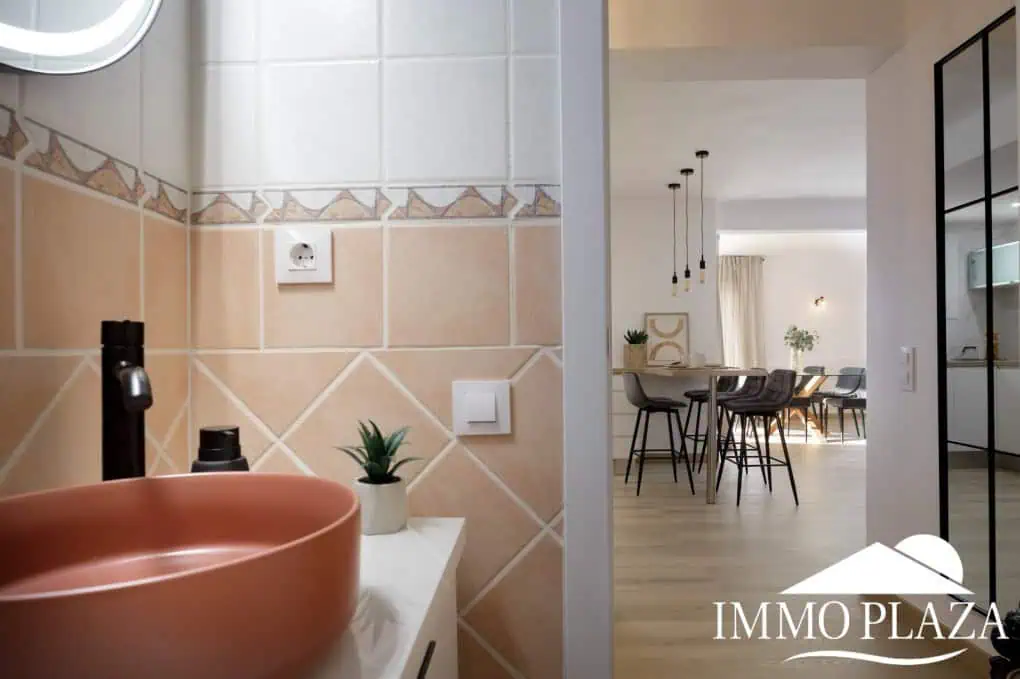 Spacious and bright corner apartment on the first line, sea and port views with 2 bedrooms, 2 shower rooms and 3 large terraces.