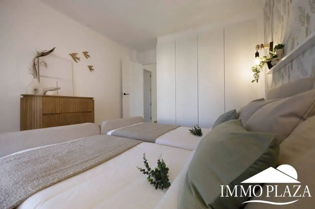 Spacious and bright corner apartment on the first line, sea and port views with 2 bedrooms, 2 shower rooms and 3 large terraces.