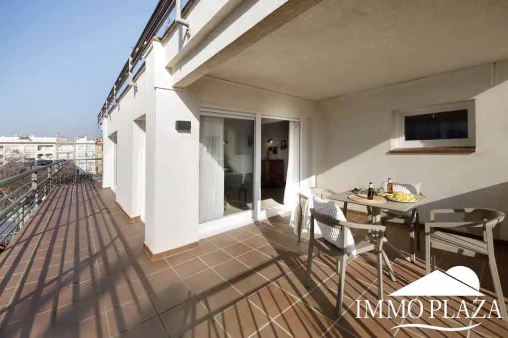 Spacious and bright corner apartment on the first line, sea and port views with 2 bedrooms, 2 shower rooms and 3 large terraces.