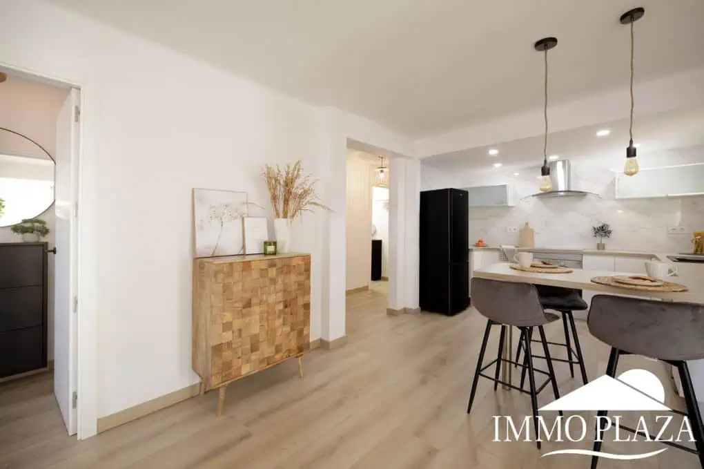 Spacious and bright corner apartment on the first line, sea and port views with 2 bedrooms, 2 shower rooms and 3 large terraces.