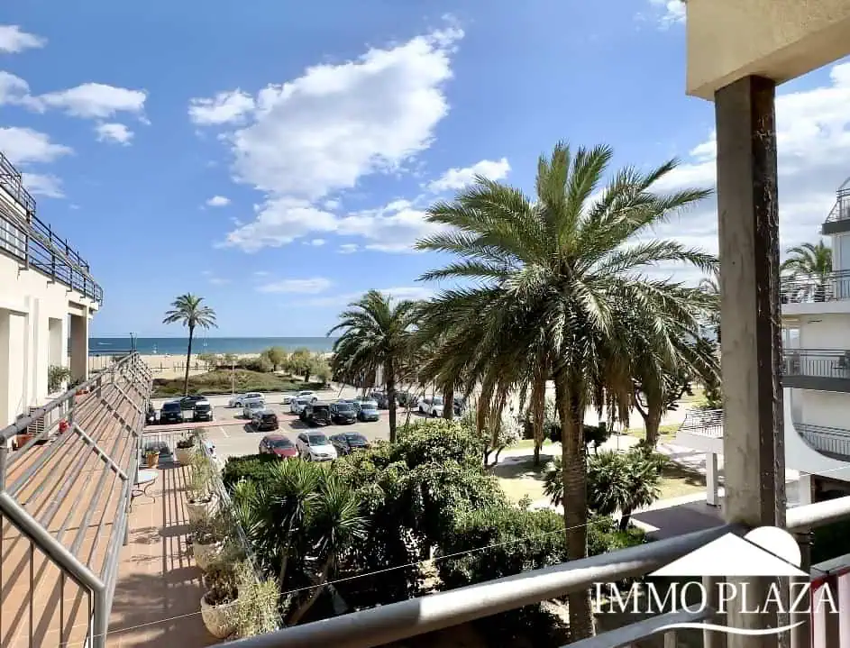 Spacious and bright corner apartment on the first line, sea and port views with 2 bedrooms, 2 shower rooms and 3 large terraces.