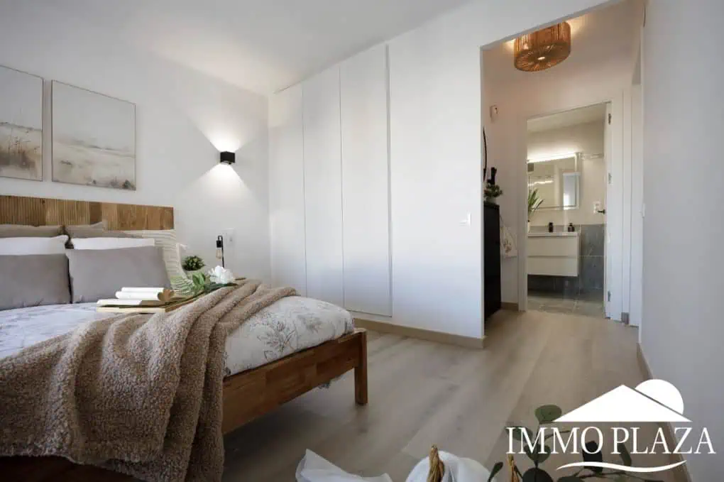 Spacious and bright corner apartment on the first line, sea and port views with 2 bedrooms, 2 shower rooms and 3 large terraces.