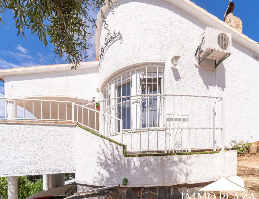 Charming little villa with sea views, 2 bedrooms, 2 bathrooms, 1 large terrace, 4 parking spaces, pool possible !