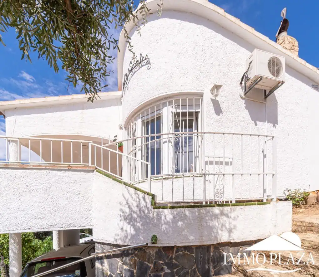 16092024162834_1069_IPV136 Charming little villa with sea views, 2 bedrooms, 2 bathrooms, 1 large terrace, 4 parking spaces, pool possible !