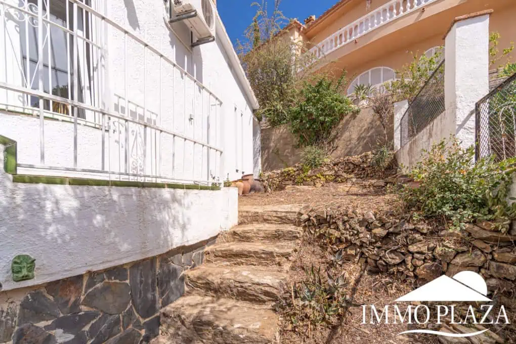 Charming little villa with sea views, 2 bedrooms, 2 bathrooms, 1 large terrace, 4 parking spaces, pool possible !