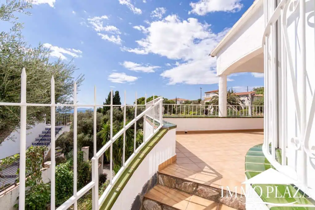 Charming little villa with sea views, 2 bedrooms, 2 bathrooms, 1 large terrace, 4 parking spaces, pool possible !