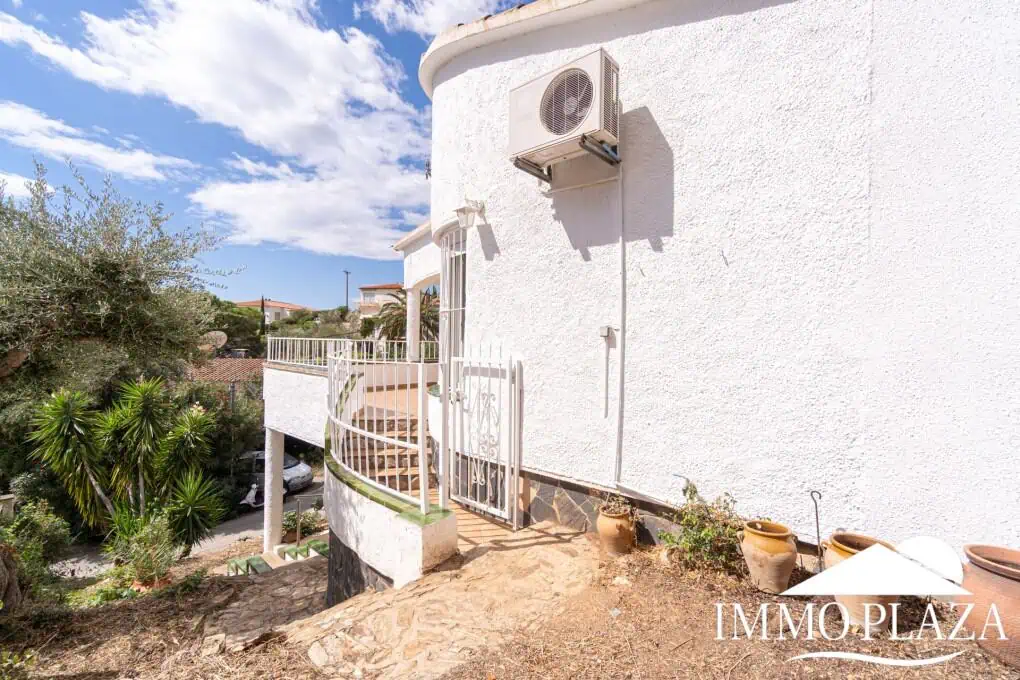 Charming little villa with sea views, 2 bedrooms, 2 bathrooms, 1 large terrace, 4 parking spaces, pool possible !