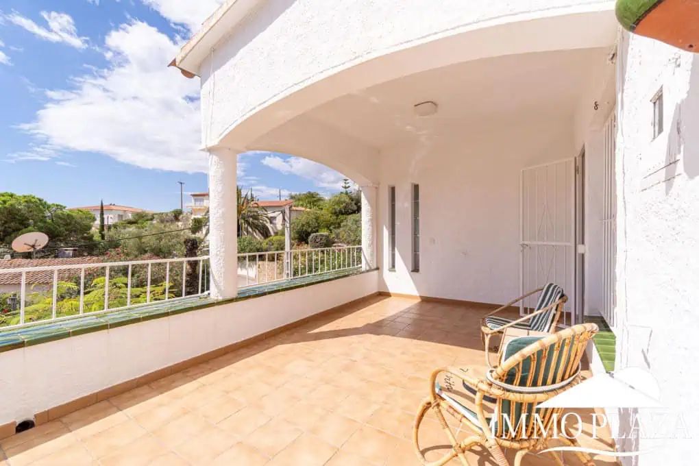 Charming little villa with sea views, 2 bedrooms, 2 bathrooms, 1 large terrace, 4 parking spaces, pool possible !