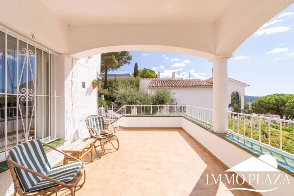 Charming little villa with sea views, 2 bedrooms, 2 bathrooms, 1 large terrace, 4 parking spaces, pool possible !