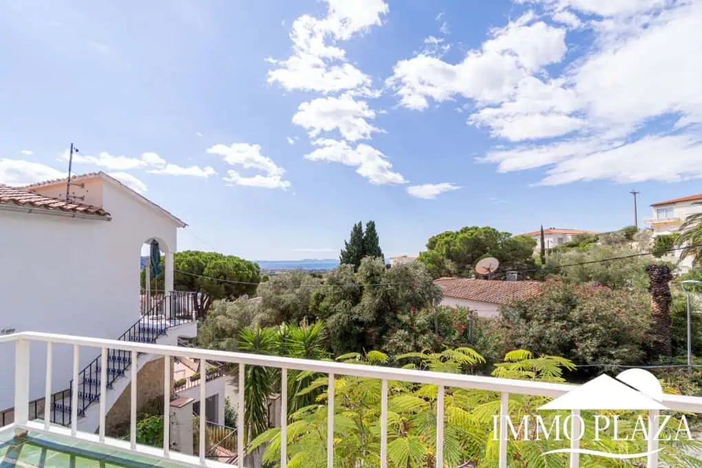 Charming little villa with sea views, 2 bedrooms, 2 bathrooms, 1 large terrace, 4 parking spaces, pool possible !