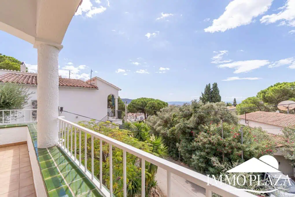 Charming little villa with sea views, 2 bedrooms, 2 bathrooms, 1 large terrace, 4 parking spaces, pool possible !