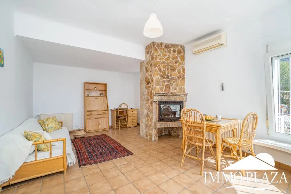 Charming little villa with sea views, 2 bedrooms, 2 bathrooms, 1 large terrace, 4 parking spaces, pool possible !