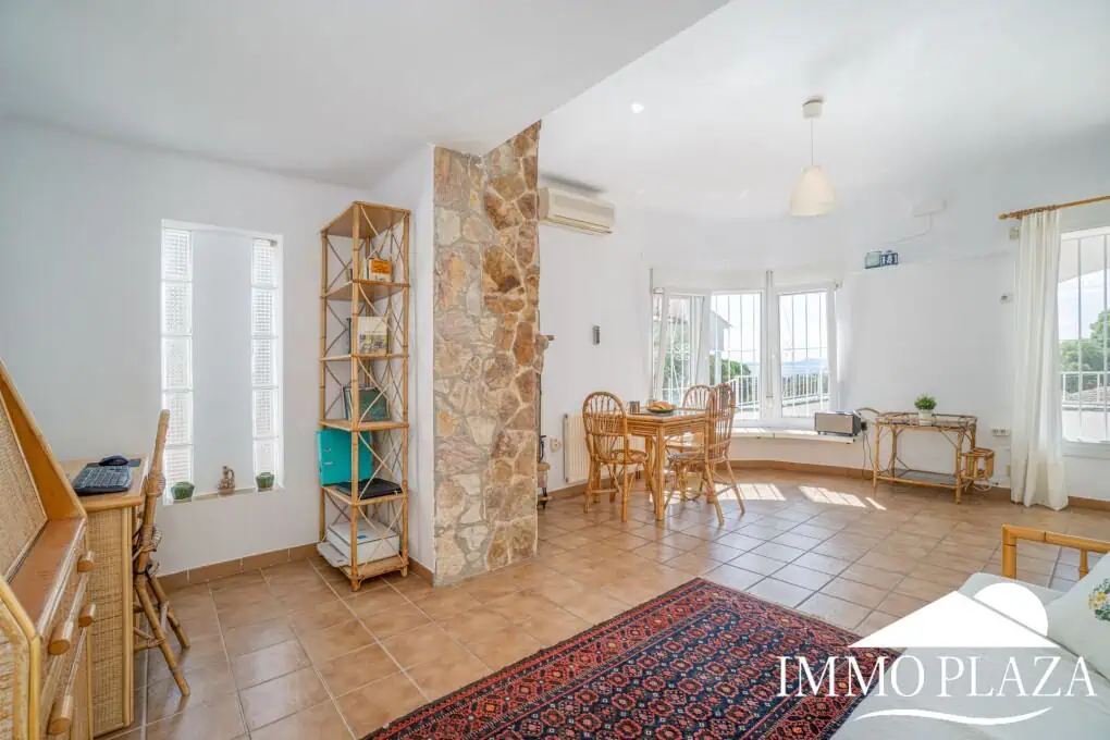 Charming little villa with sea views, 2 bedrooms, 2 bathrooms, 1 large terrace, 4 parking spaces, pool possible !