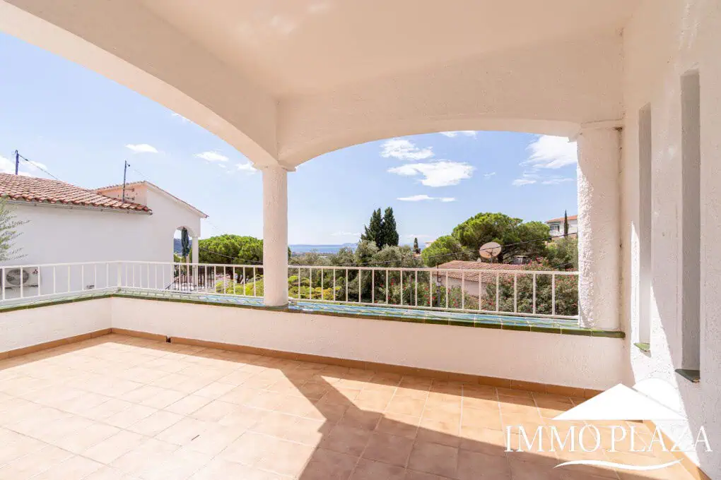 Charming little villa with sea views, 2 bedrooms, 2 bathrooms, 1 large terrace, 4 parking spaces, pool possible !