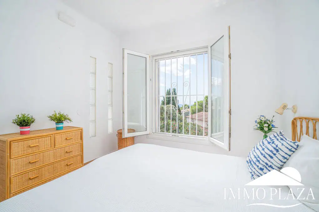 Charming little villa with sea views, 2 bedrooms, 2 bathrooms, 1 large terrace, 4 parking spaces, pool possible !