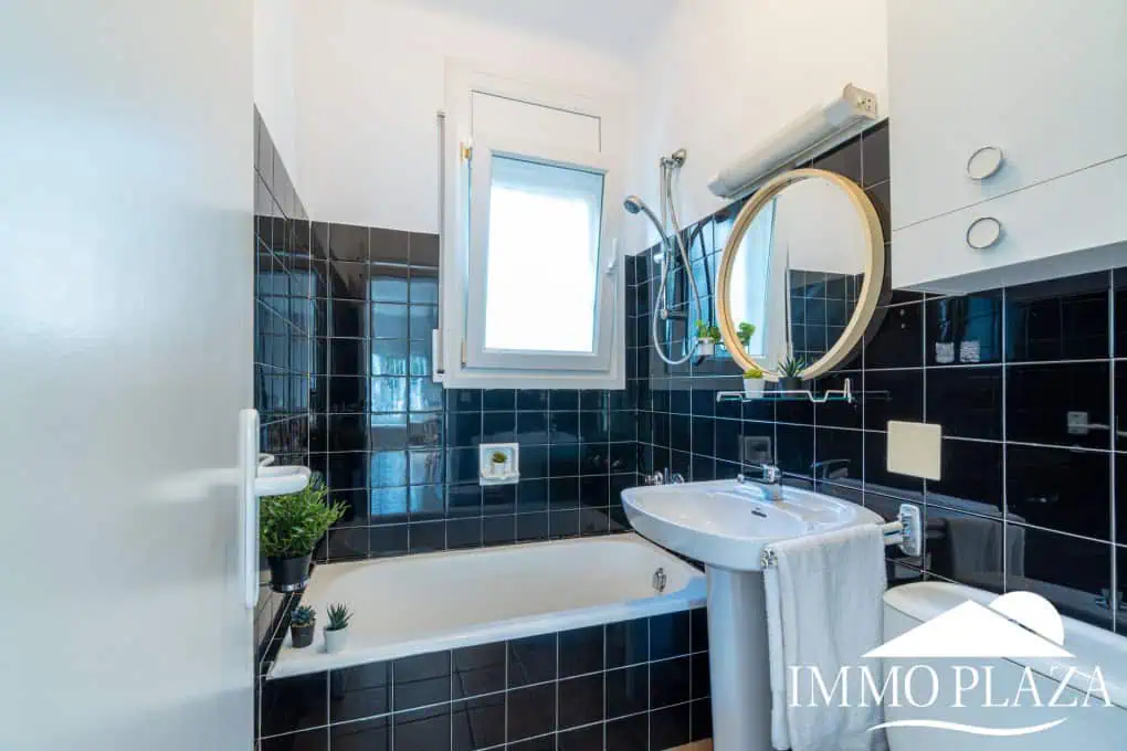 Charming little villa with sea views, 2 bedrooms, 2 bathrooms, 1 large terrace, 4 parking spaces, pool possible !