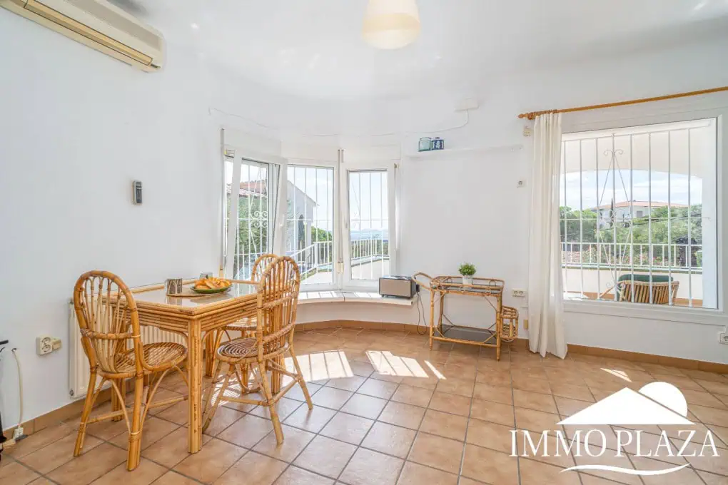 Charming little villa with sea views, 2 bedrooms, 2 bathrooms, 1 large terrace, 4 parking spaces, pool possible !