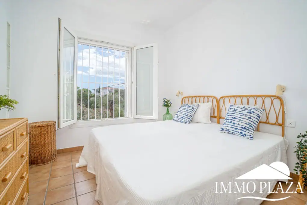Charming little villa with sea views, 2 bedrooms, 2 bathrooms, 1 large terrace, 4 parking spaces, pool possible !