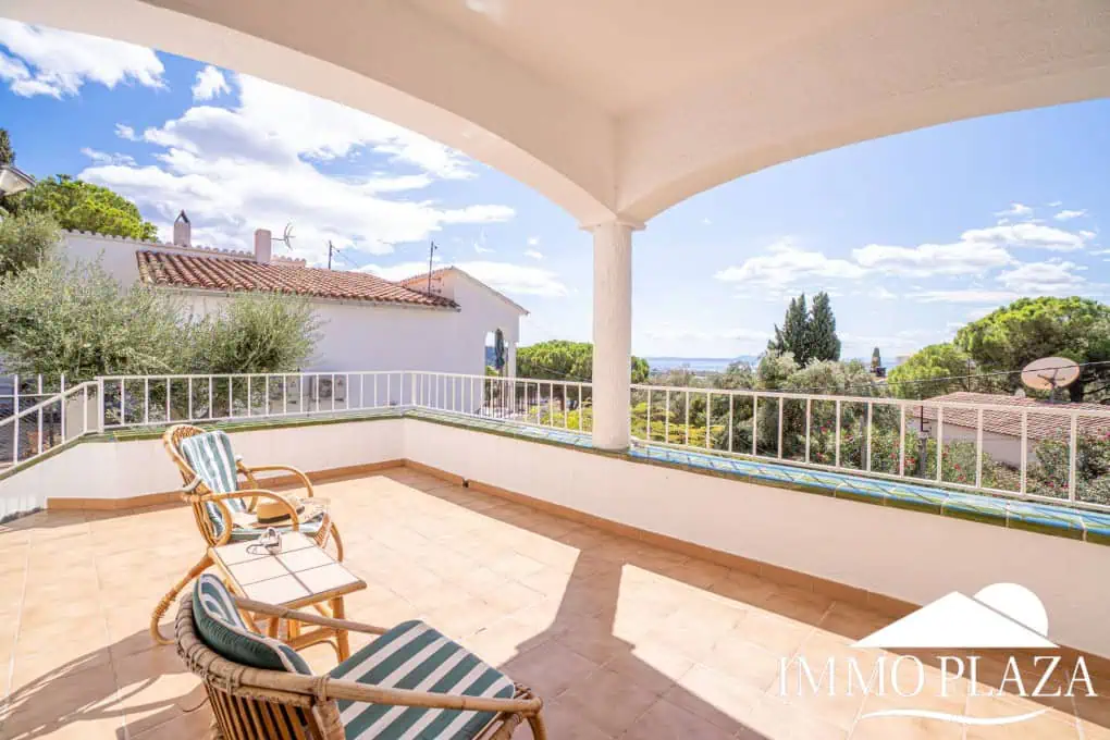 Charming little villa with sea views, 2 bedrooms, 2 bathrooms, 1 large terrace, 4 parking spaces, pool possible !