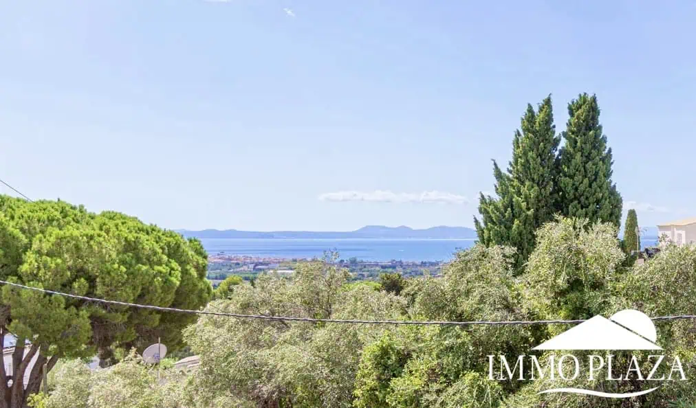 Charming little villa with sea views, 2 bedrooms, 2 bathrooms, 1 large terrace, 4 parking spaces, pool possible !