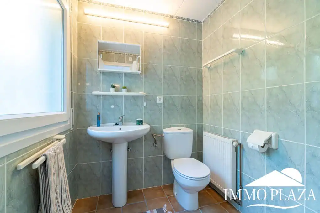 Charming little villa with sea views, 2 bedrooms, 2 bathrooms, 1 large terrace, 4 parking spaces, pool possible !