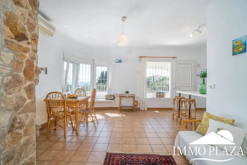Charming little villa with sea views, 2 bedrooms, 2 bathrooms, 1 large terrace, 4 parking spaces, pool possible !