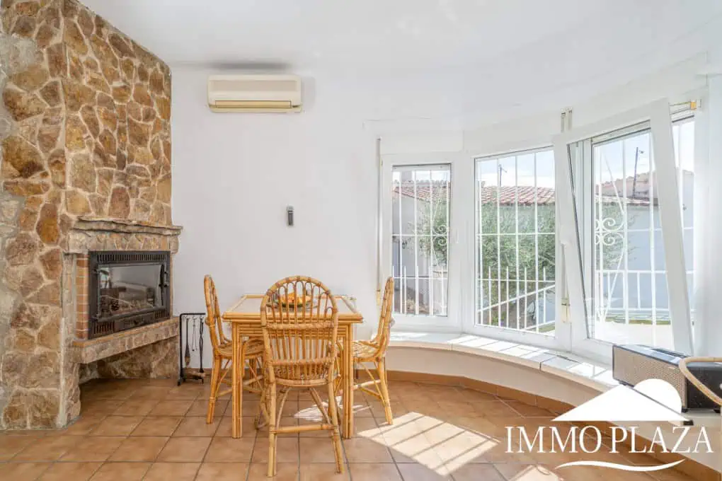 Charming little villa with sea views, 2 bedrooms, 2 bathrooms, 1 large terrace, 4 parking spaces, pool possible !