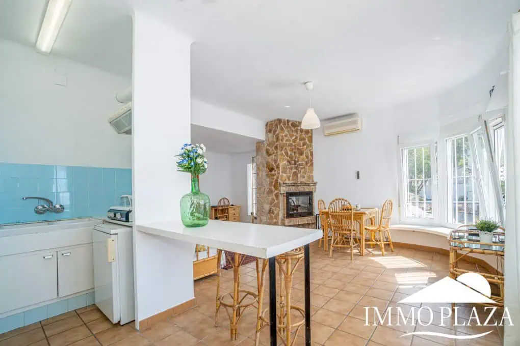 Charming little villa with sea views, 2 bedrooms, 2 bathrooms, 1 large terrace, 4 parking spaces, pool possible !