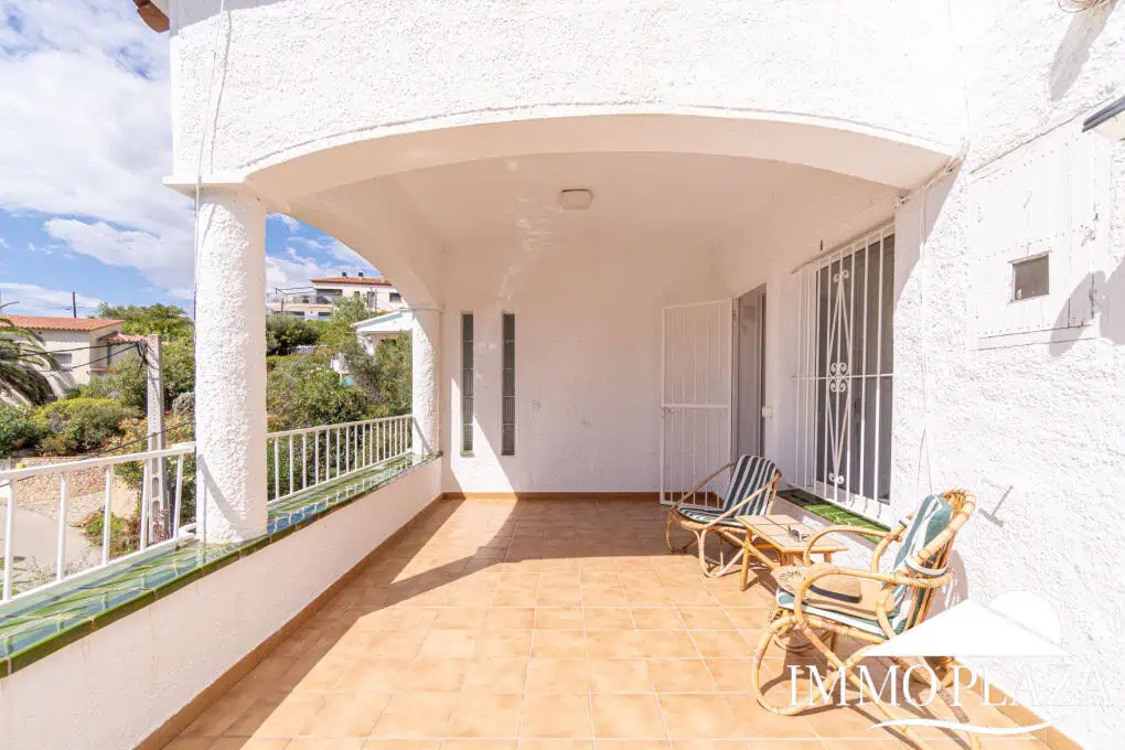 Charming little villa with sea views, 2 bedrooms, 2 bathrooms, 1 large terrace, 4 parking spaces, pool possible !