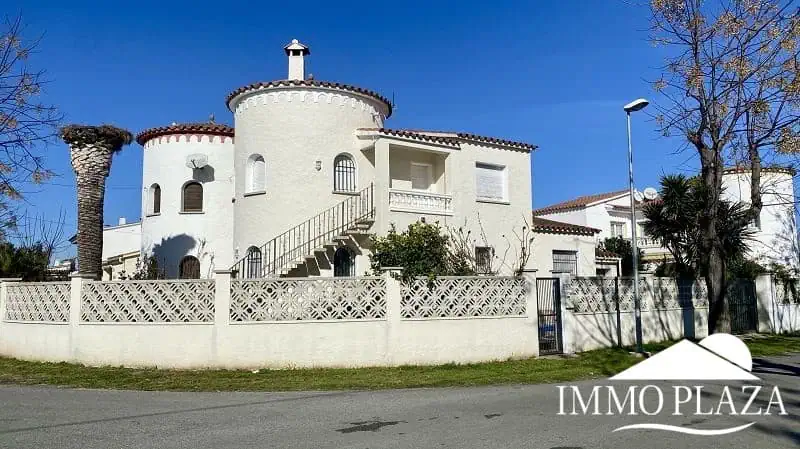 Typisch Spaans huis met 2 onafhankelijke appartementen – zwembad – garage – Empuriabrava