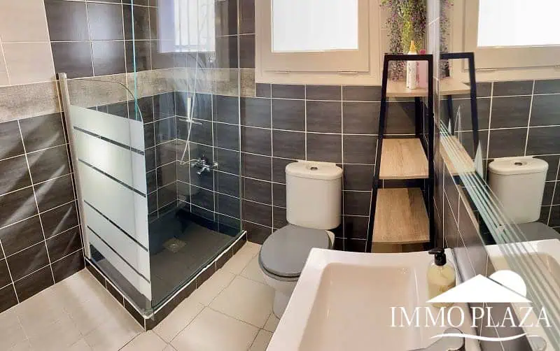 Typisch Spaans huis met 2 onafhankelijke appartementen – zwembad – garage – Empuriabrava