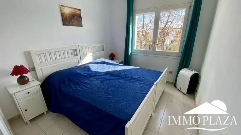 Typisch Spaans huis met 2 onafhankelijke appartementen – zwembad – garage – Empuriabrava