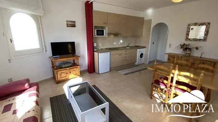 Typisch Spaans huis met 2 onafhankelijke appartementen – zwembad – garage – Empuriabrava