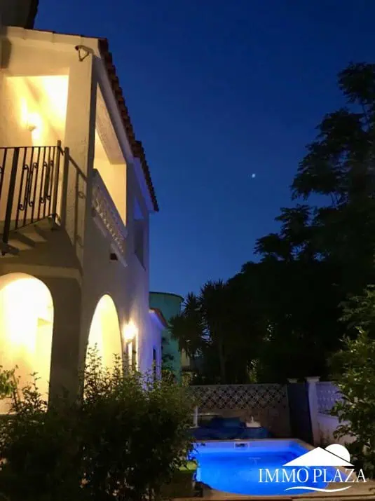 Typisch Spaans huis met 2 onafhankelijke appartementen – zwembad – garage – Empuriabrava