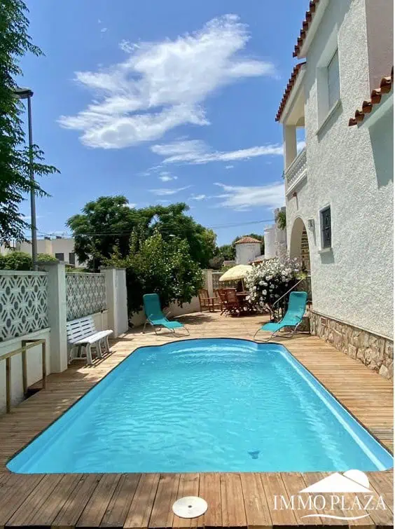Typisch Spaans huis met 2 onafhankelijke appartementen – zwembad – garage – Empuriabrava