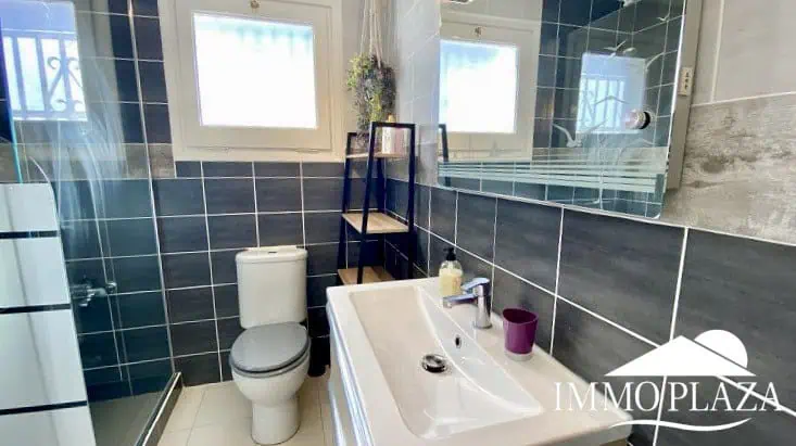 Typisch Spaans huis met 2 onafhankelijke appartementen – zwembad – garage – Empuriabrava