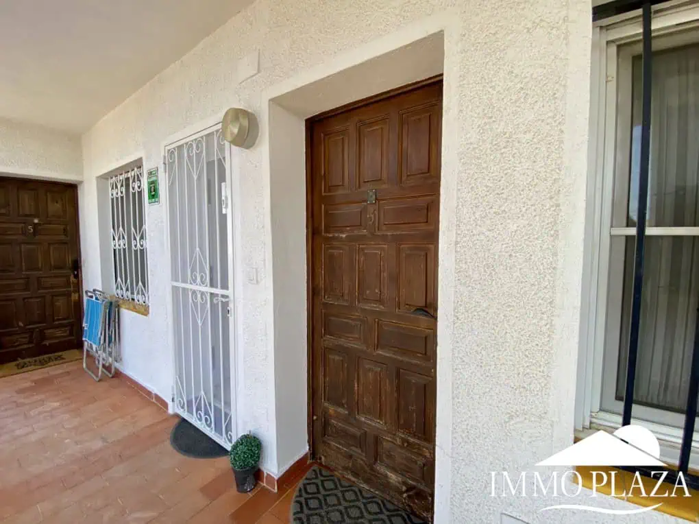 Apartment mit Seeblick, 1 Schlafzimmer, 1 Badezimmer, schöne Terrasse, Gemeinschaftspools und Garten, Bootsanlegeplatz