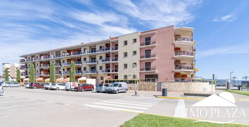 Penthouse in first sea line with 2 bedrooms, 2 baths and a private garage in the basement – Empuriabrava