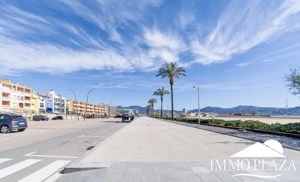 Penthouse in first sea line with 2 bedrooms, 2 baths and a private garage in the basement – Empuriabrava