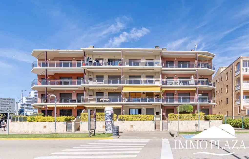 Penthouse in first sea line with 2 bedrooms, 2 baths and a private garage in the basement – Empuriabrava