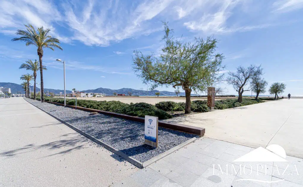 Penthouse in first sea line with 2 bedrooms, 2 baths and a private garage in the basement – Empuriabrava