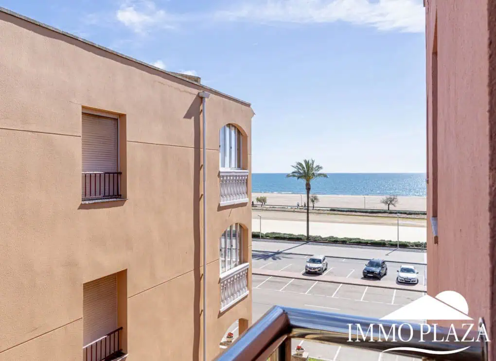 Penthouse in first sea line with 2 bedrooms, 2 baths and a private garage in the basement – Empuriabrava